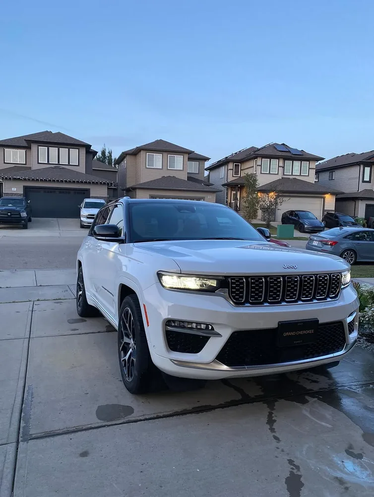 Detailed white Jeep Grand Cherokee